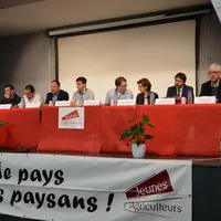 À la tribune de l’Assemblée générale de Jeunes Agriculteurs Creuse : Florent Gibard, trésorier de JA 23, Shayna Darak, administrateur JA Nouvelle-Aqui