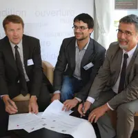 Guillaume Joie signe la convention avec les représentants des caisses de CA Centre France et Centre Ouest.