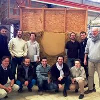 Formateurs et stagiaires devant un mur d'essai.