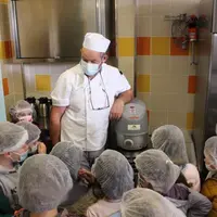 Les enfants de l'école de Clugnat ont réalisé la recette du crumble aux pommes à la Mas des Chaumes.