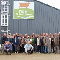 Le groupe devant l'atelier d'engraissement de Saint-Martial-le-Vieux.