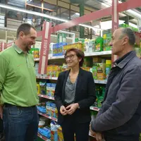Bertrand Jolivet, responsable du magasin GammVert de Guéret, Magali Debatte, préfète de la Creuse, et Philippe Wanty, responsable de l’arboretum de la
