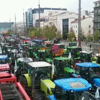 La place de Jaude à Clermont-Ferrand, noire de tracteurs.