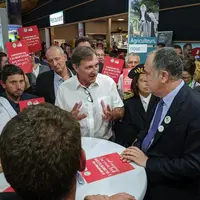 Didier Guillaume, ministre de l’Agriculture, acceuilli par une forêt de cartons rouges sur le stand FNSEA-JA.
