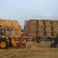 Le premier camion de l’opération Solidarité fourrage Hautes-Pyrénées gérée par C. Lechevallier de la FDSEA 87 est parti de chez P. Lamberty (à gauche)