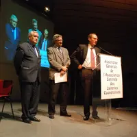 Alain Lebret, président du Glac (au centre) et Guy Maingret président d’Erial, (à droite), annoncent la fusion
des deux groupes laitiers en présence
