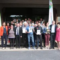 Tous les participants au salon de l’agriculture se sont rassemblés devant la Chambre d’agriculture avec leur trophée.