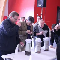 Déguster, c’est tout un art. D’abord on sent, on regarde, on sent à nouveau, puis on goûte, on regoûte… et enfin on note.
