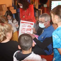 Maurice Imbert éleveur de porcs face aux enfants de l'école du Brignon