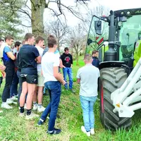 En classe, puis sur le terrain, les étudiants en BTS DGEA à Brioude-Bonnefont se sont plongés  dans les applications de l'agriculture de précision.