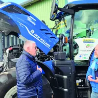 Des bonbonnes de gaz comprimé de 200 bars sont positionnées  dans une «excroissance» à l’avant du tracteur.