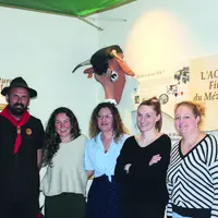 De gauche à droite : Bernard Bonnefoy (président de l'AOP), Solène Tsitos (animatrice de l'AOP), Laurence Prévost (Maire du Lac d'Issarlès),  Angéliqu