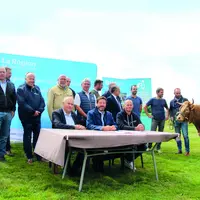 Signature officielle à 1 300 m d’altitude, en présence de nombreux conseillers régionaux, du Draaf, des syndicats agricoles, d’éleveurs (dont ceux eng