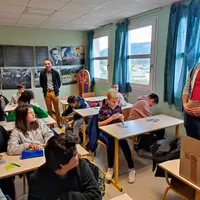 Des collégiens attentifs aux informations données par les agriculteurs dans les collèges.