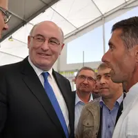 Le Commissaire européen au contact des éleveurs et des responsables professionnels.