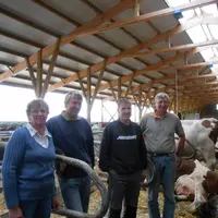 Les éleveurs du gaec des Rosiers dans leur bâtiment.
