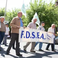 Au premier plan, portant la banderolle de la FNSEA, Gilbert Guignand, Jean Fayolle et Jean-Claude Chalencon.