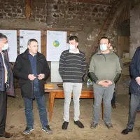 Les acteurs de la filière AOP Lentille Verte du Puy avec le Préfet sur le Gaec  des Granges au Brignon.