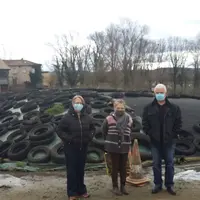 Les membres du collectifs d'agriculteurs devant des pneus sur bâche d'ensilagee.