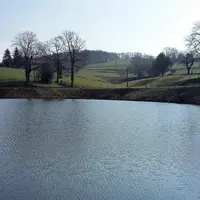 Une retenue collinaire a pour but de stocker les eaux de pluies l'hiver afin d’en disposer l'été pour l'irrigation des cultures.