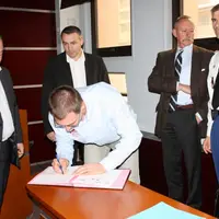 Laurent Duplomb, Anthony Fayolle (JA), Yannick Fialip (FDSEA), le Préfet Denis Labbé et le lieutenant-Colonel patoux en pleine signature.