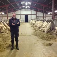 Jean-Pierre Lethenet, élève des charolaises et des poulets fermiers label rouge avec son épouse à Curciat-Dongalon dans l’Ain.