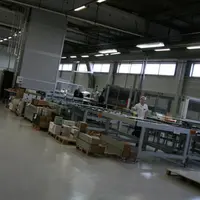 Deux équipes de onze techniciens se relayent au chevet de la chaîne de montage de l’usine Auversun.