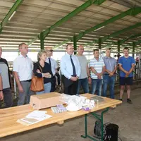 A Esplantas, le Préfet a pu échanger avec les éleveurs du Gaec Astruc et les responsables professionnels du département.