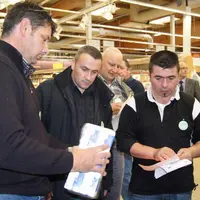 Les représentants syndicaux et les éleveurs ont estampillé les produits laitiers de la grande surface et relevé les prix de vente.
