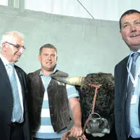 Stéphane Le Foll est allé à la rencontre des éleveurs, notamment ceux de la race aubrac, en concours national, cette année au Sommet.