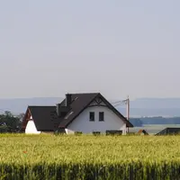 La FNSEA regrette que le texte impose des distances sans laisser le choix à l’agriculteur du dispositif de protection à mettre en place.