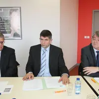 Gérard Ouvrier Buffet, directeur général, Jean-Michel Forest, président et le directeur financier Pierre Vallayer