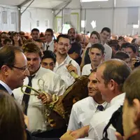 François Hollande aura passé pas moins de 2h30 à déambuler dans les allées d’un Sommet, plein à craquer, ici aux côtés des éleveurs de salers.