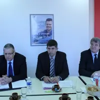 De gauche à droite : Gérard Ouvrier-Buffet directeur général, Jean-Michel Forest président, Pierre Vallayer Directeur financier des risques.