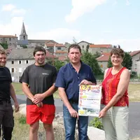 Sur la place du village : Yannick Lèbre, artisan, Freddy Cubizolle, jeune agriculteur, Ludovic Leydier, maire et son adjointe Elizabeth Pascal.