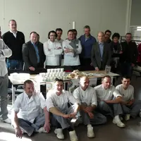 Elus, fournisseurs, partenaires et cuisiniers réunis du self-restaurant de la cuisine centrale au Puy-en-Velay
ont présenté les objectifs de la démar