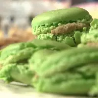Délicieux macarons avec ganache verveine et lentille verte du Puy