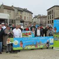 Jean-Luc Petitrenaud sur la place de St Julien Chapteuil avec Jean-Pierre Vidal, les Toques d’Auvergne et les producteurs.