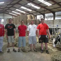 Christophe Daudet, JA de Cayres, Fabien Fabre, président et Guillaume Julien, trésorier, sur l’exploitation agricole de David et Alain Joumard (membre