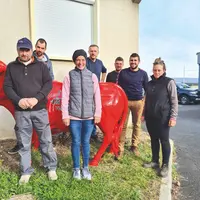Le groupe d'éleveurs de Haute-Loire qui participe à la formation IPE, avec leur formateur.