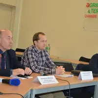 De gauche à droite : Emmanuel Ferrand, agriculteur et conseiller régional, Pierre-Jean Chedru, jeune agriculteur de l’Allier et Frédéric Lacoste, agri