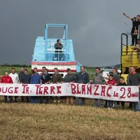 Les JA du canton de St Paulien devant deux moissonneuses batteuses du Moiss Batt Cross.