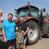 Joël Larger avec son fils de 9 ans, son plus fidèle supporter lors de sa participation au concours de France Labour et son frère Daniel qui le remplac