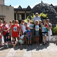 Les organisateurs et bénévoles du festival off d’Interfolk devant le chibotte du Centre culturel de Vals.