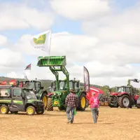 Les marchands de matériel agricole n'ont pas fermé leurs portes et continuent d'assurer leur service auprès des agriculteurs.