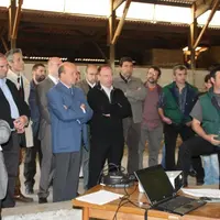 Sur le Gaec du Pays des Sucs, le Préfet était entouré par les responsables professionnels, 
et les responsables de la DDT.