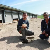Jérôme Ploton et François Cotoni devant l’un des bâtiments de l’exploitation.