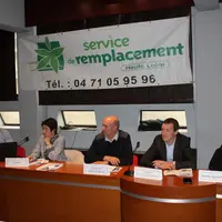 De gauche à droite : Sylvain Rancon directeur et Sandrine Cottier trésorière des 3 structures. Christian Gouy président de Aide Agri 43, Frédéric Péli