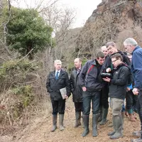 Préfet, DDT, responsables professionnels et agriculteurs sur le terrain pour une visite rapide test, à Polignac.