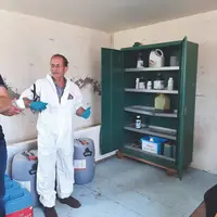Contrôleur devant une armoire phyto.